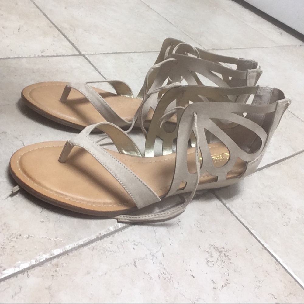 Carlos by Carlos Santana Tan or Beige Gladiator Thong Wedge Sandals Size…